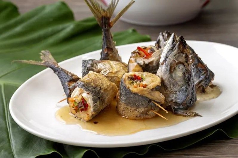 漁村媽媽張寶珠的創意料理「鯖身細魚」。圖／新北市漁業處提供