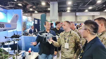 雷虎科技參加美國軍工展時，董事長陳冠如(左1)向美國軍方講解最新開發的無人機。 圖／雷虎科技提供