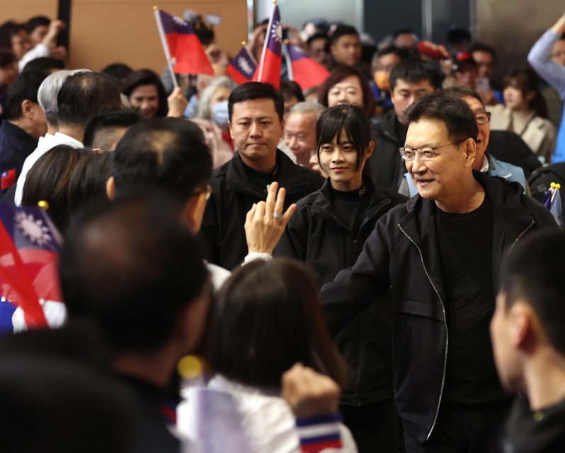 國民黨副總統候選人趙少康（右前），下午出席國民黨四海同心、海外團結造勢大會，與支持者握手致意。記者林澔一／攝影