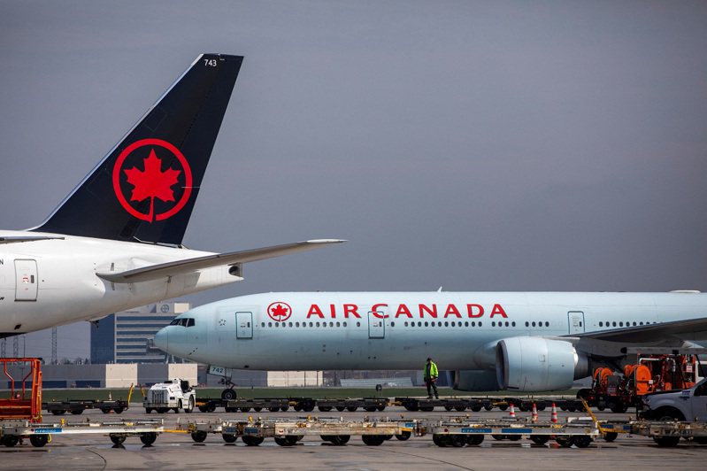 加拿大航空一名乘客8日在多倫多機場登機後，竟打開機艙門摔落停機坪。資料照片。路透。