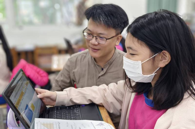 台南市成功國小針對六年級數學採課中差異化教學，平板幫大忙，讓學生透過數位平台，跟上進度。圖／成功國小提供