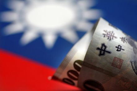分析師說，如果台灣13日大選結果觸動地緣政治緊張情勢升高，台幣、台股和台灣不動產可能受創，但有利於典型的風險規避型資產如美元、日圓，以及財政穩健國家發行的公債。 圖／路透
