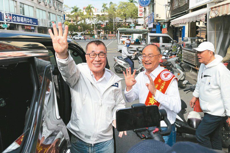 北市副市長李四川（左一）昨天為黨籍立委候選人黃柏霖等人助選。記者蔡世偉／攝影
