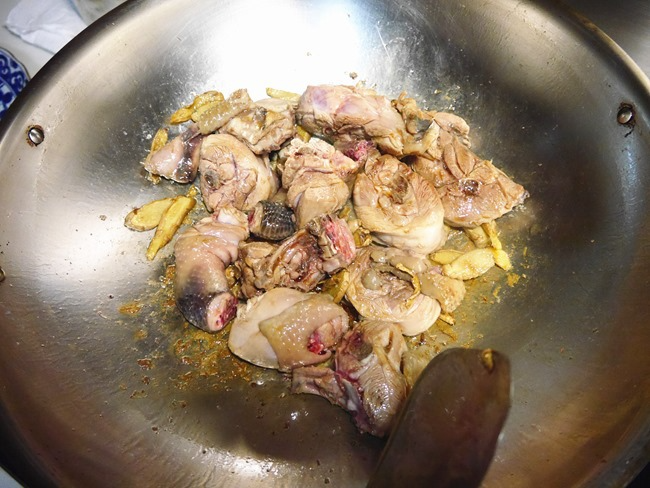 倒入雞肉，轉中大火翻炒至雞肉變白色約三分熟度後熄火，將肉塊和薑片呈入湯鍋中備用。...