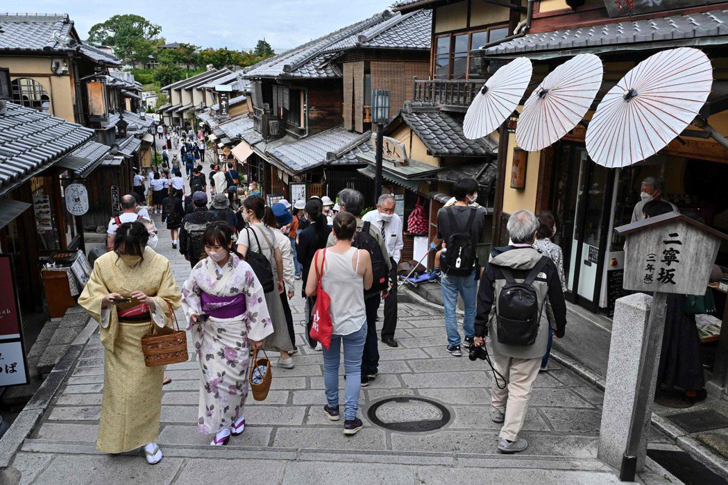 京都擁有古老的文化地景，但相較東京比較沒有夜生活。圖為京都街道上的遊人。 圖／法...