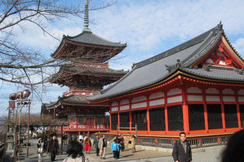 日本京都以其寺廟、傳統茶道聞名，但仍兼具前衛都市的便利。圖為京都旅遊熱門景點清水...