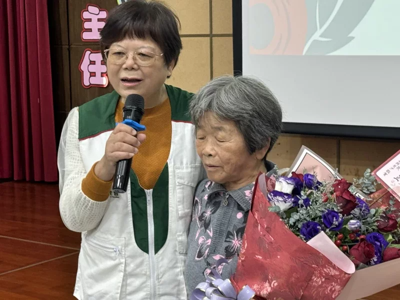 北台南家扶中心主任莊淑惠（左）屆齡退休，80歲的林蔡玉英阿嬤38年前是她的服務個...