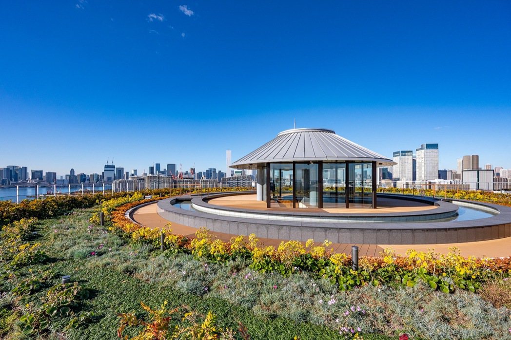 屋頂更設置觀景足湯，泡腳的同時可以將東京灣的風景飽覽無遺。 圖／Klook提供