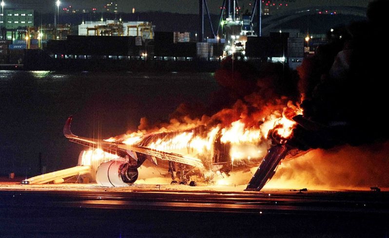 羽田機場2日發生日本航空JAL516班機跟海上保安廳飛機在跑道擦撞後失火的嚴重事故，空服員僅用18分鐘疏散機上379名人員，且無人死亡。法新社