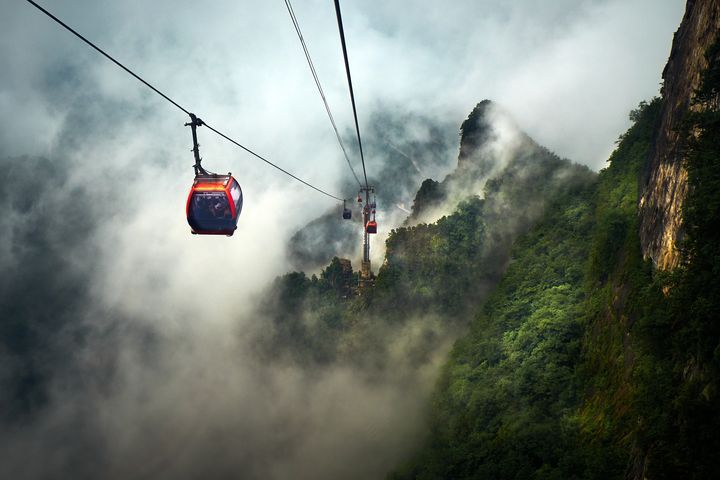 登上天門山乘坐世界最長高山纜車，走空中玻璃步道、攬佛國仙界美景。　圖：喜鴻假期／提供