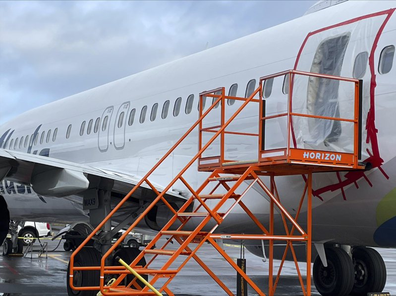 阿拉斯加航空公司1架波音737 MAX 9飛機日前在飛行途中發生艙門掉落意外後，美國聯邦航空總署（FAA）今天建議各航空公司針對波音737-900ER機型的同型內嵌式艙門進行檢查。美聯社資料照