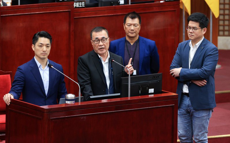 台北市長文化局長蔡詩萍（右2）強調身為文化行政官有該有的分際。本報資料照片。