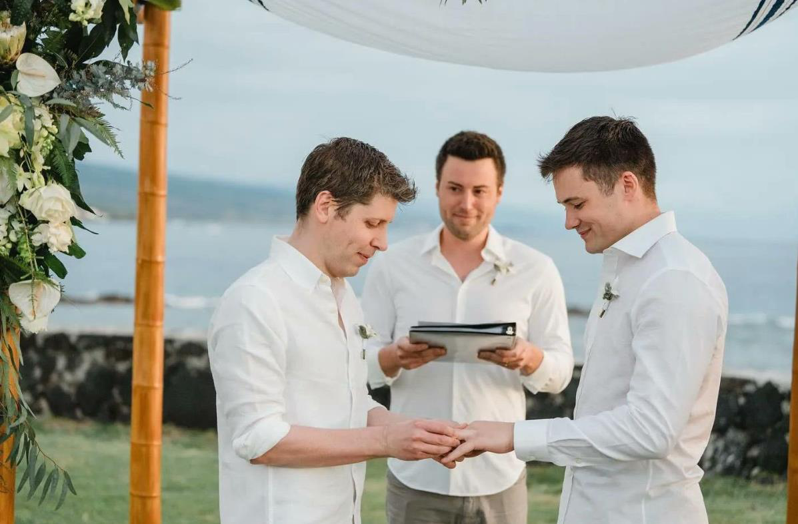 OpenAI执行长奥特曼（左一）于当地时间10日在夏威夷与男友（右一）完婚。截自推特(photo:UDN)