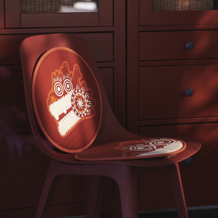 FÖSSTA圓形椅墊，印有龍頭加上炯炯有神的雙眼更顯趣味可愛。圖／IKEA提供