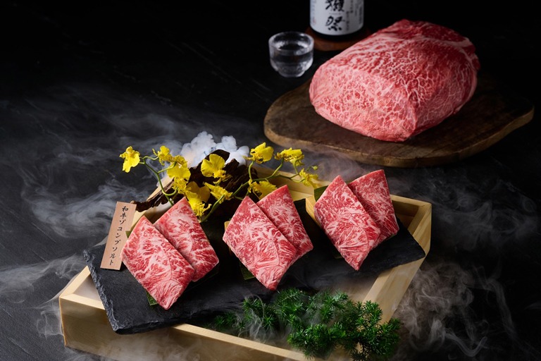 餐飲龍頭王品旗下的「藝奇」，2020年更名為「藝奇日本料理岩板燒」，聚焦強化刺身及岩板燒比重。圖為藝奇的岩燒和牛。圖／王品提供
