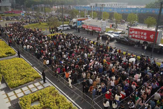 Costco深圳店12日開幕，店外排隊如「打蛇餅」。（取自微博）