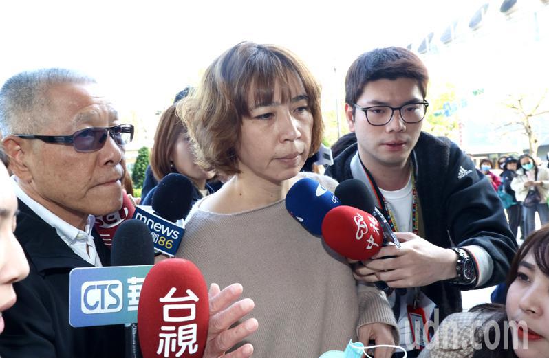 國民黨屏東縣議長周典論女兒、中常委周孟蓉，下午在台北車站舉行記者會表示，發表聲明後，未會接受訪問。記者黃義書／攝影