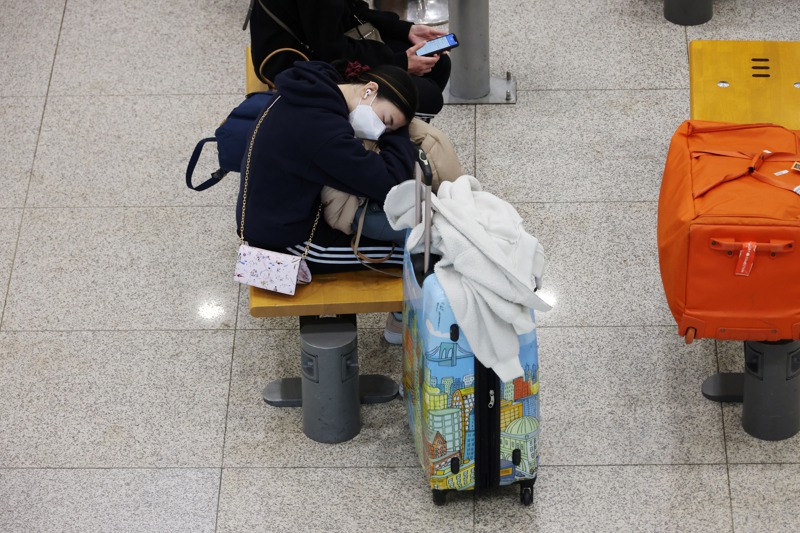 南韓的韓信大學在學期中將簽證尚未逾期的22名留學生遣返回國，引起爭議。圖為在仁川機場打盹的女性，非新聞當事人。路透