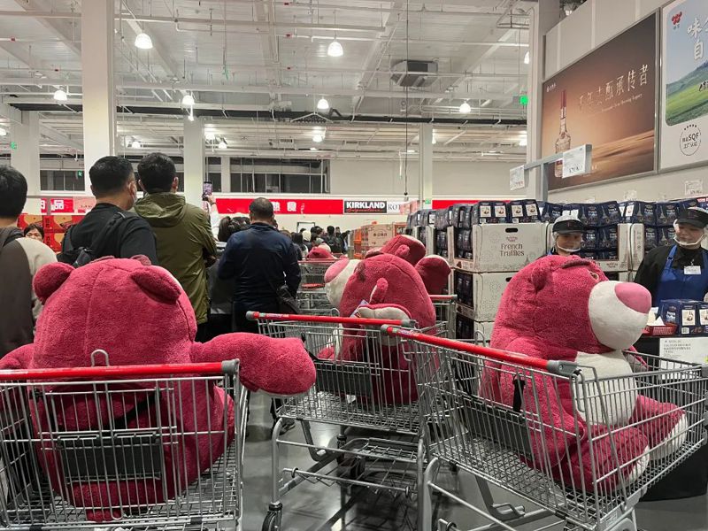 Costco深圳店12日上午8時開業，售價人民幣1,999元（新台幣8,796元）的迪士尼IP毛絨玩偶草莓熊，則是在20分鐘之內賣完。（澎湃新聞）