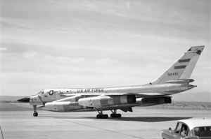 創下時速超過2000公里，持續飛行30分鐘飛行紀錄的「螢火蟲」號B-58轟炸機，卻在飛往巴黎領獎後返國時失事，人機俱毀。圖／美國空軍檔案照