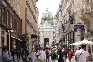 維也納去年在「經濟學人」期刊年度指數衛冕「全球最宜居城市」，房租是英國倫敦、法國巴黎和愛爾蘭都柏林的三分之一。圖為維也納街頭的民眾。美聯社