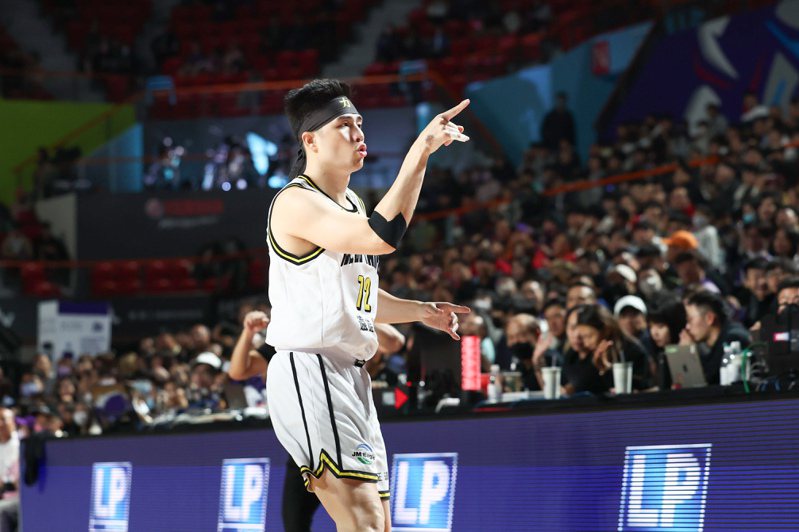 New Taipei Kings win against Hsinchu Royal Lions, breaking 4-game losing streak and 6-game winning streak; Jeremy Lin absent due to injuries