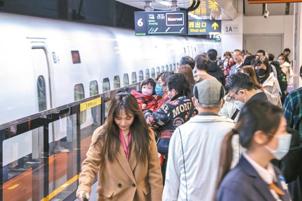 國際媒體關注台灣總統大選選情。圖為投票日前，車站湧現返鄉旅客人潮。 記者曾原信／攝影