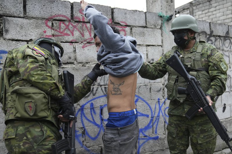 厄瓜多販毒集團在當地發動暴力襲擊行動升級，厄瓜多總統諾波亞（Daniel Noboa）宣布進入內戰狀態，並下令武裝部隊在全國部署重兵，瓦解販毒和有組織犯罪集團的勢力。美聯社