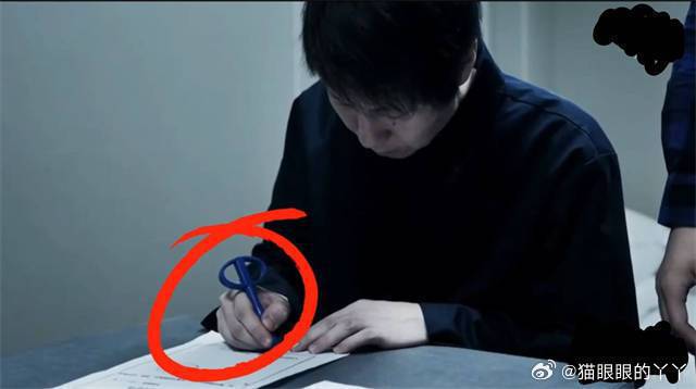 李鐵在鏡頭面前懺悔時簽字用的筆，在近日意外成為「網紅文具」。（取材自微博）