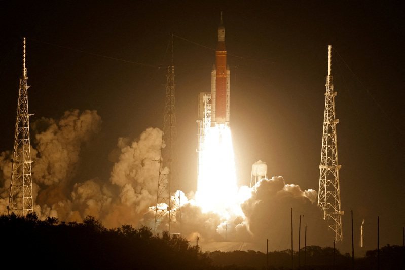 美國本週在與中國的登月競賽遭遇兩次挫敗。圖為2022年11月16日，美國佛羅裡達州卡納維拉爾角舉行的阿提米絲I號無人登月任務中，美國太空總署的下一代月球火箭——搭載獵戶座乘員艙的太空發射系統(SLS)火箭從39-B號發射綜合體升空。路透