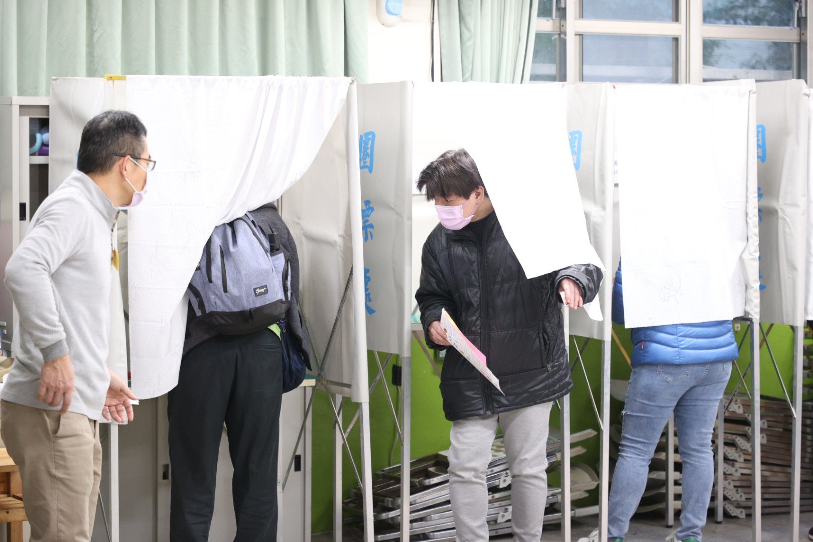 今天總統與立委選舉投票，一早就有許多民眾出門投票。記者潘俊宏／攝影