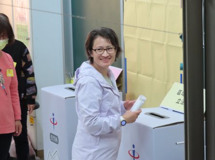 民進黨副總統候選人蕭美琴完成投票。記者葉德正／攝影