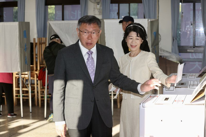 投票日一早，民眾黨總統候選人柯文哲（左）偕同夫人陳佩琪（右）來到住家旁的金甌女中投票所，一同投下這次的選票。（記者許正宏／攝影）