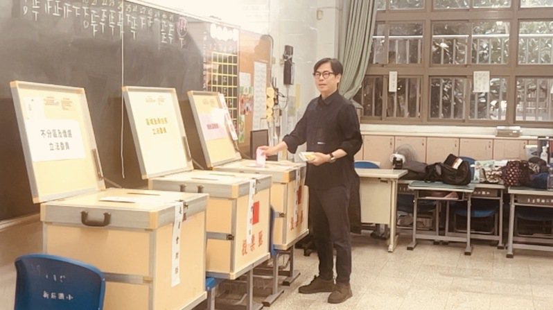 高雄市長陳其邁一早完成投票，呼籲選民行使公民義務，否則就由別人決定未來。記者王昭月／攝影