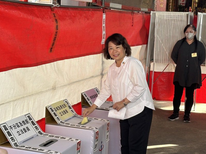 嘉義市長黃敏惠上午帶老母親到西門街震安宮投票。記者魯永明／攝影
