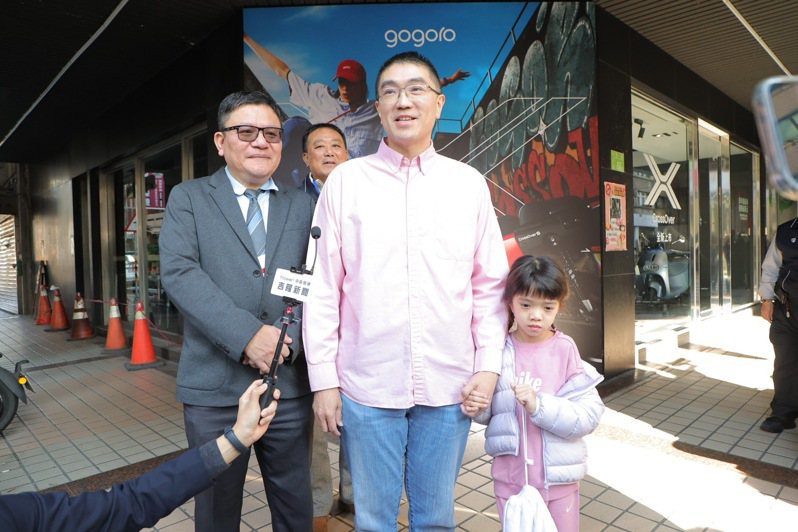 基隆市長帶女兒小愛投票，謝國樑：讓小孩見證台灣民主。圖／基隆市政府提供