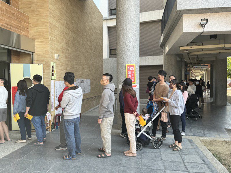 台南市善化區蓮潭里共有3個投票所，從上午就湧現投票人潮，到中午已經有近6成投票率。記者莊曜聰／攝影