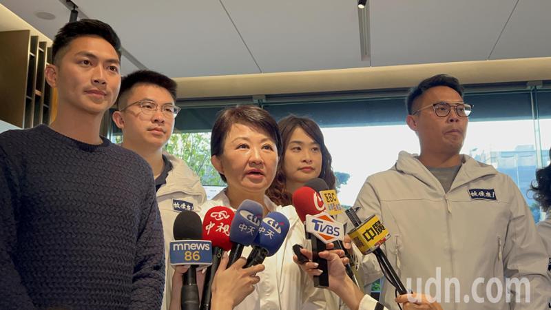 台中市國民黨立委候選人廖偉翔（左）6:30自行宣布當選。記者陳秋雲/攝影