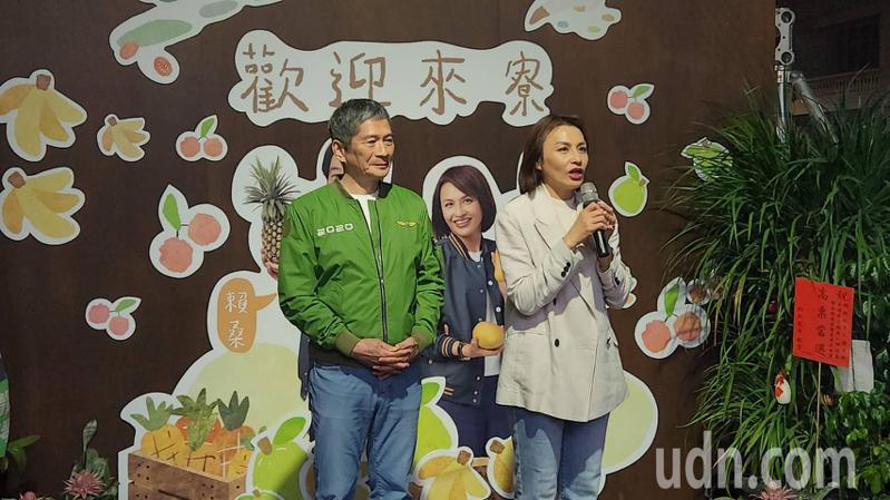 民進黨立委候選人邱議瑩在丈夫李永得的陪同下自行宣布當選。記者蔡世偉／攝影