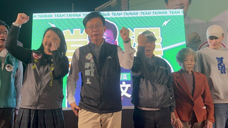 台南市第二選區立委郭國文領先差距拉開到2萬票，自行宣布當選。記者莊曜聰／攝影