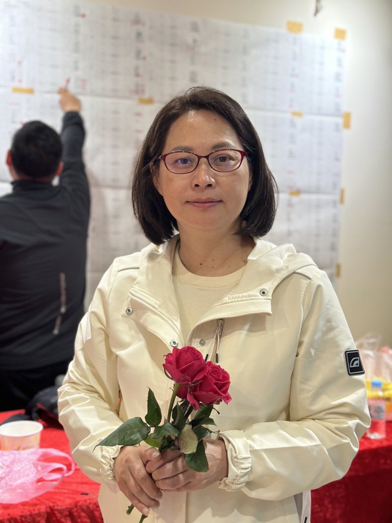 第5選區民眾黨立委候選人賴香伶宣布敗選，雖敗猶榮。圖／賴香伶競總提供