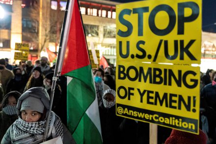 美國12日連續第二天出手對葉門青年運動組織發動新一輪報復性空襲，紅海緊張情勢進一步升溫。圖為美國西雅圖民眾抗議英美聯手轟炸葉門，盼衝突不要擴大。
（路透）