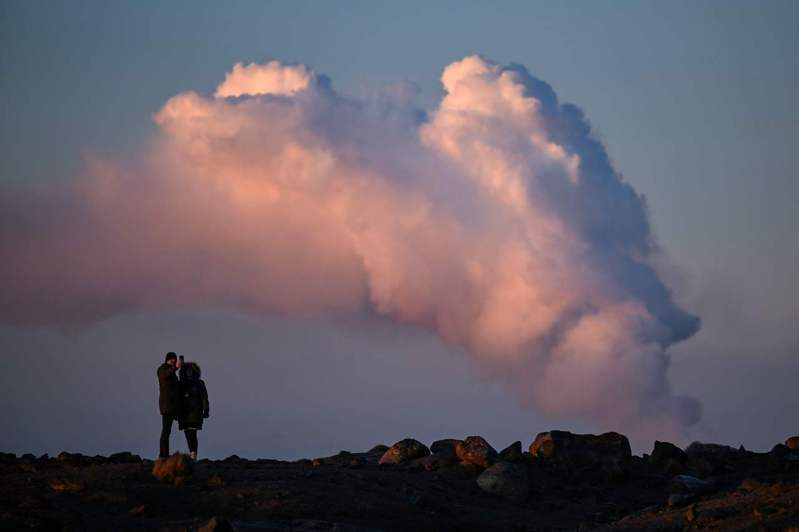 冰島氣象局表示，西南部一座火山今天噴發，這是雷克雅內斯半島自2021年以來第5次發生火山噴發。1月14日，冰島西南部小鎮格林達維克北部火山噴發，人們觀看滾滾濃煙。法新社