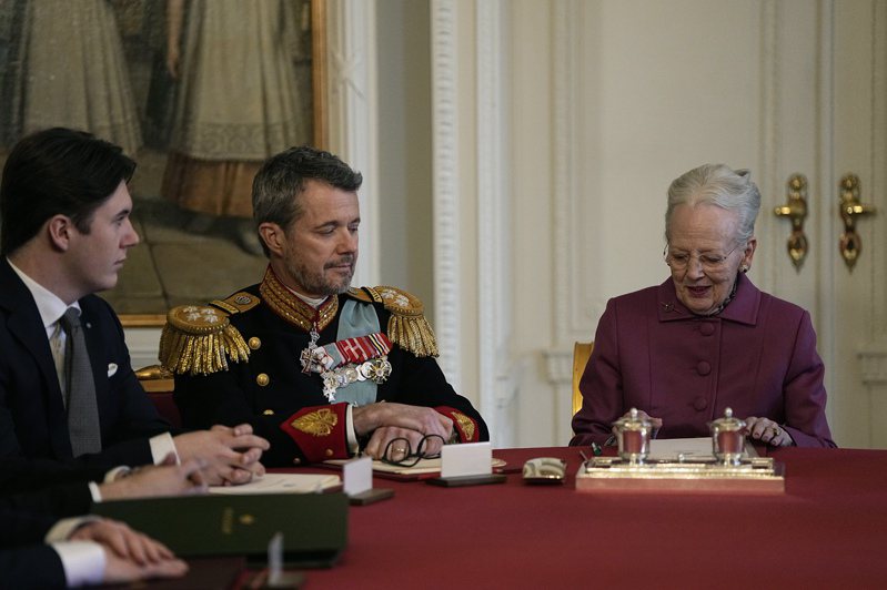 丹麥女王瑪格麗特二世今天退位，自動使他的兒子暨王儲成為丹麥國王佛瑞德里克十世。1月14日，丹麥女王瑪格麗特二世在哥本哈根克里斯蒂安堡舉行的國務委員會會議上簽署了退位聲明。美聯社