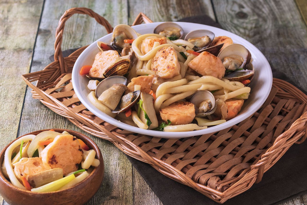 「海鮮鮭魚丸烏龍麵」使用美威鮭魚干貝海鮮丸入菜。美威鮭魚提供