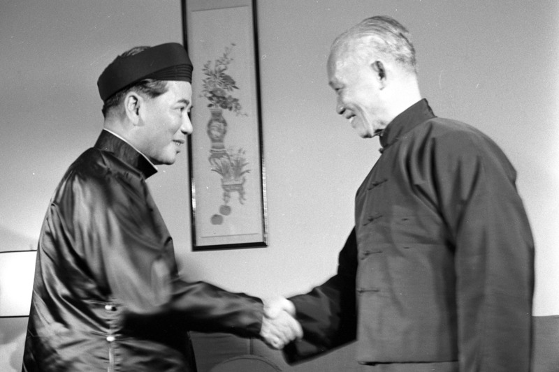1960年1月15日，當時的越南共和國總統吳廷琰（左）來訪，拜會時任副總統陳誠（右），兩人握手致意。圖／聯合報系資料照片
