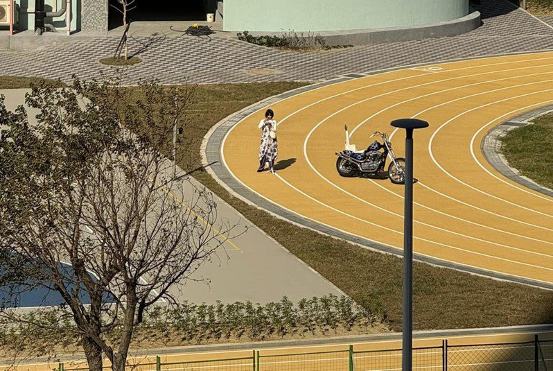 新竹縣勝利國中全新完工還未開放使用的PU跑道，竟遭不明人士闖入「外拍」。圖／取自臉書社團「竹北大小事」