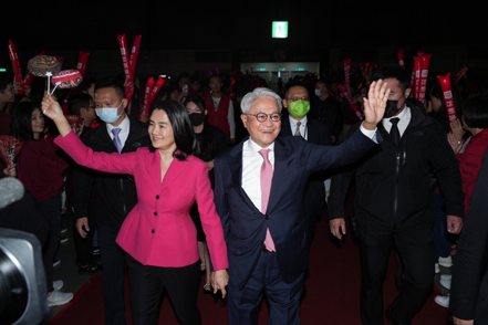 台新金控14日舉辦旺年會，董事長吳東亮（右）與夫人彭雪芬（左）在員工熱情簇擁下進場。台新金控／提供
