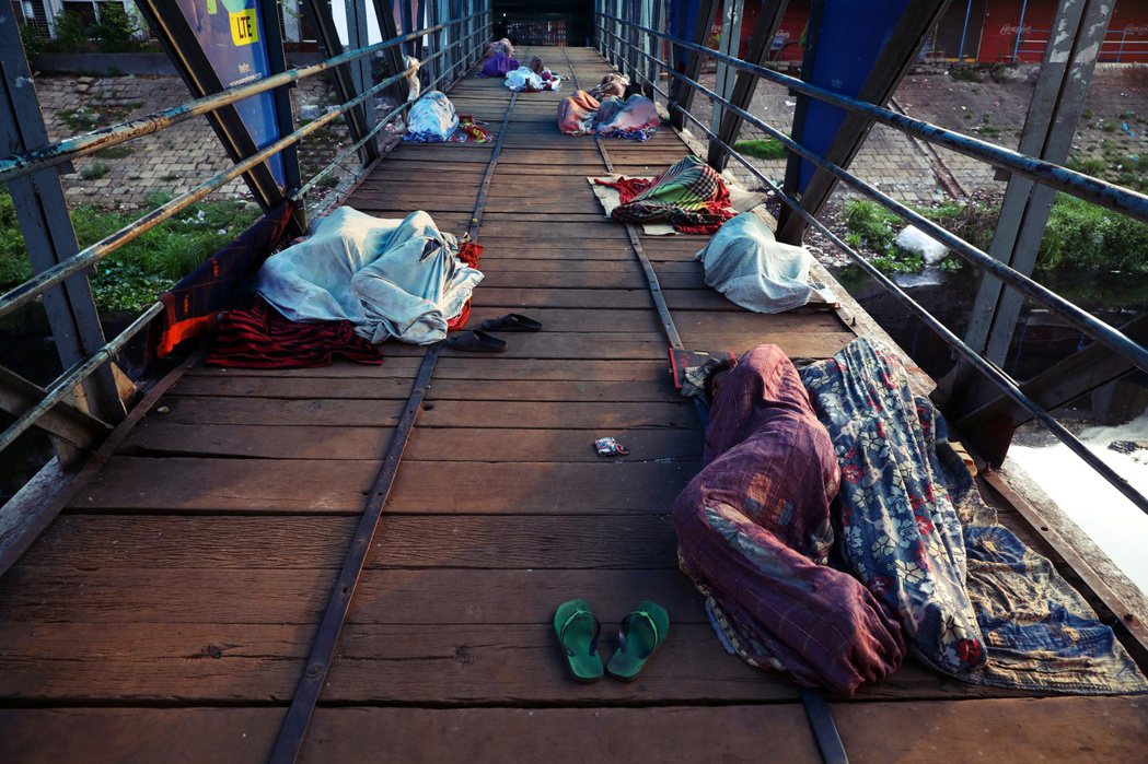 「極端的貧窮會讓人成為無助的犧牲者。」圖為露宿達卡路邊的無家者。 圖／路透社  