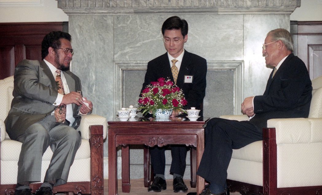 1998年6月，總統李登輝（右）與諾魯共和國元首克婁篤瑪（H. E. Kinza...